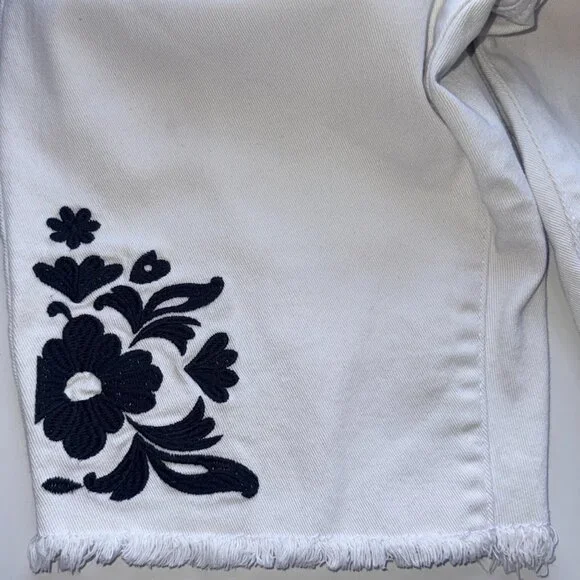 Style&Co Bermuda Shorts Womens 10 White Frayed Hem Floral Embroidery Stretch - Picture 7 of 11